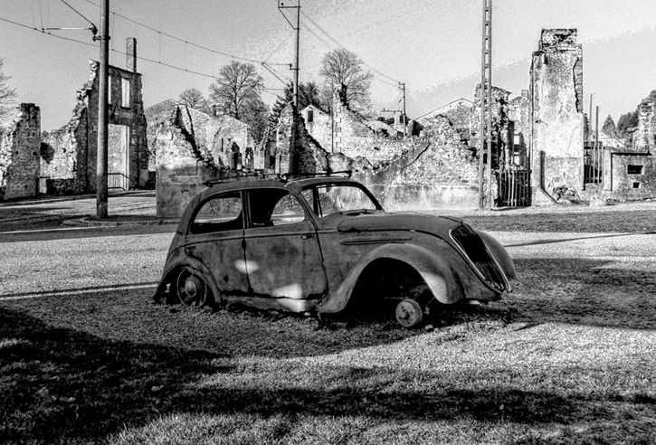 Rusted Car Oradour Sur Glane - HDR B&W 3