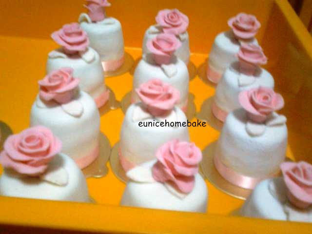 A 6 fondant cake mini cakes ordered by Phoebe for her wedding dinner