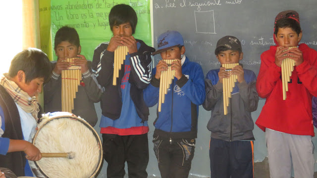 Schüler die auf Zampoñas pfeifen