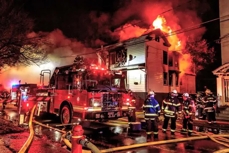 Cuatro desamparados mueren en incendio en edificio abandonado en suburbio de Nueva York