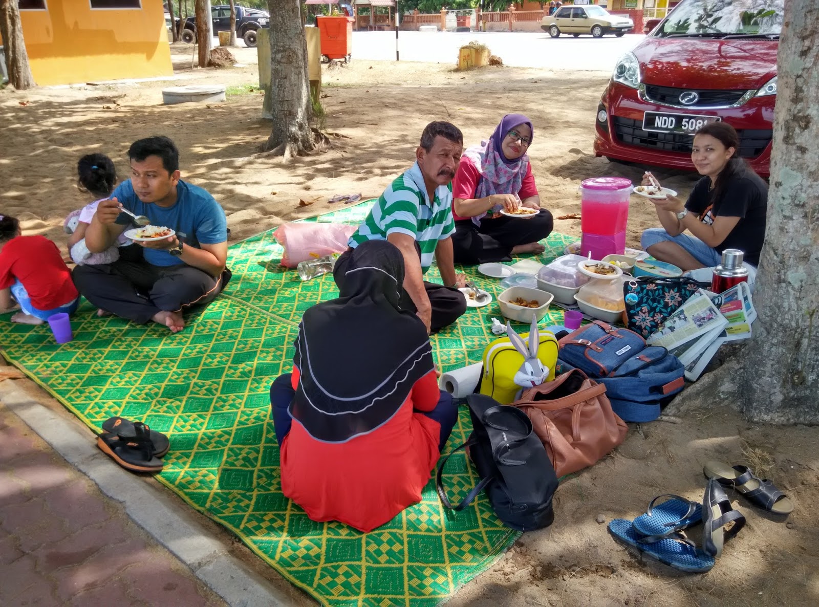 Ragam Anak Anak  Di Pantai  Pengkalan Balak Melaka SURIA 