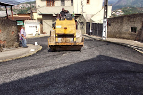 A Rua Américo Berlim, no Féo, está sendo restaurada pela Prefeitura através de asfaltamento e da operação tapa-buracos