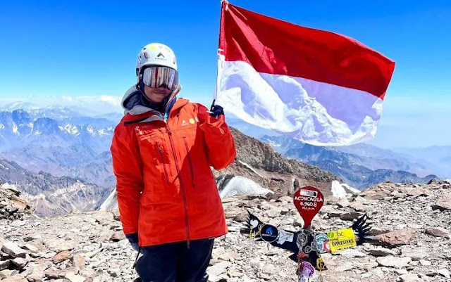Remaja Indonesia Sukses Kibarkan Merah Putih di Puncak Gunung Aconcagua Argentina