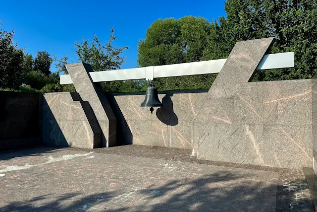 мемориал «Бутовский полигон», мемориал «Сад памяти» / «Аллея скорби», колокол