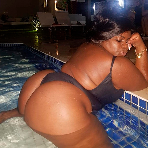 Jojo Todynho mostrando o bundão em foto sensual na piscina