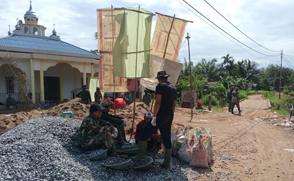 Cuaca Panas Saat Pelaksanaan TMMD Ke-111 Kodim 1207/Pontianak Tidak Menyurutkan Semangat Anggota Satgas dan Masyarakat