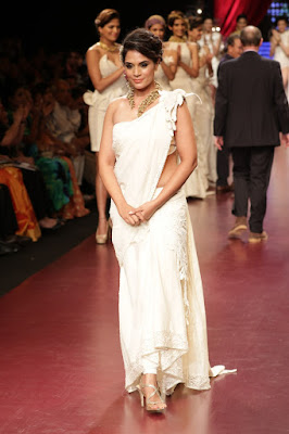 Richa Chadda walks the ramp at IIJW 2015 Photos