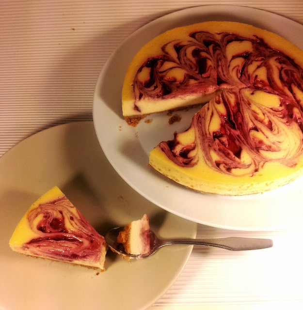 tarta de queso light con remolinos de frambuesa