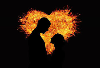 Uomo e donna con sfondo cuore di fuoco. Celebrare l'unione del maschile e del femminile