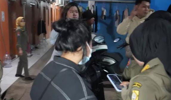 Razia Indekos Cibinong: 12 PSK Terjaring Prostitusi Online di Jalan Roda Pembangunan Razia Indekos Cibinong: 12 PSK Terjaring Prostitusi Online di Jalan Roda Pembangunan