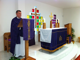 Reverendo Quesdada en el presbiterio durante el Tiempo de Adviento.