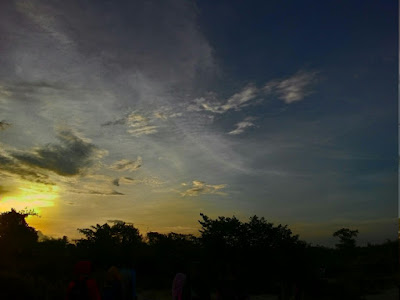 Indahnya gradasi warna langit senja di danau biru