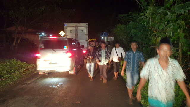 Tengah Malam, Wabup Jalan Kaki ke Lokasi Banjir Bandang Batang Merangin