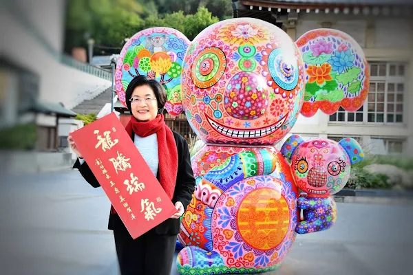 ▲農曆春節將至，彰化縣政府特別印製「龍騰瑞氣」春聯供民眾免費索取，王惠美縣長希望藉由象徵喜氣吉祥的春聯，為鄉親招來龍年好運，呈祥納福。（彰化縣政府提供）
