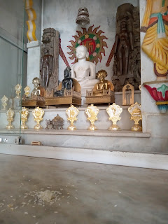 बाहुबली  भगवान के मंदिर में बगल वाली मूर्तियां।