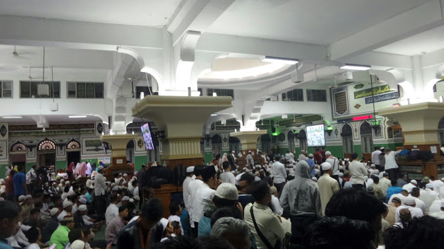 Ribuan Umat Muslim Hadiri Shalat Subuh Berjamaah Di Masjid 