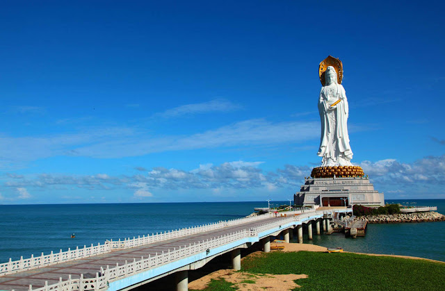 Quên đi cái lạnh giá của ngày đông trong dịp đầu năm mới. Người ta tìm đến Tam Á - nơi được mệnh danh là thiên đường nhiệt đới trên đảo Hải Nam và là một trong những điểm du lịch nổi tiếng của Trung Quốc để hưởng thụ ánh nắng dịu nhẹ và những làn gió mát dịu mang theo vị mặn của biển cả.