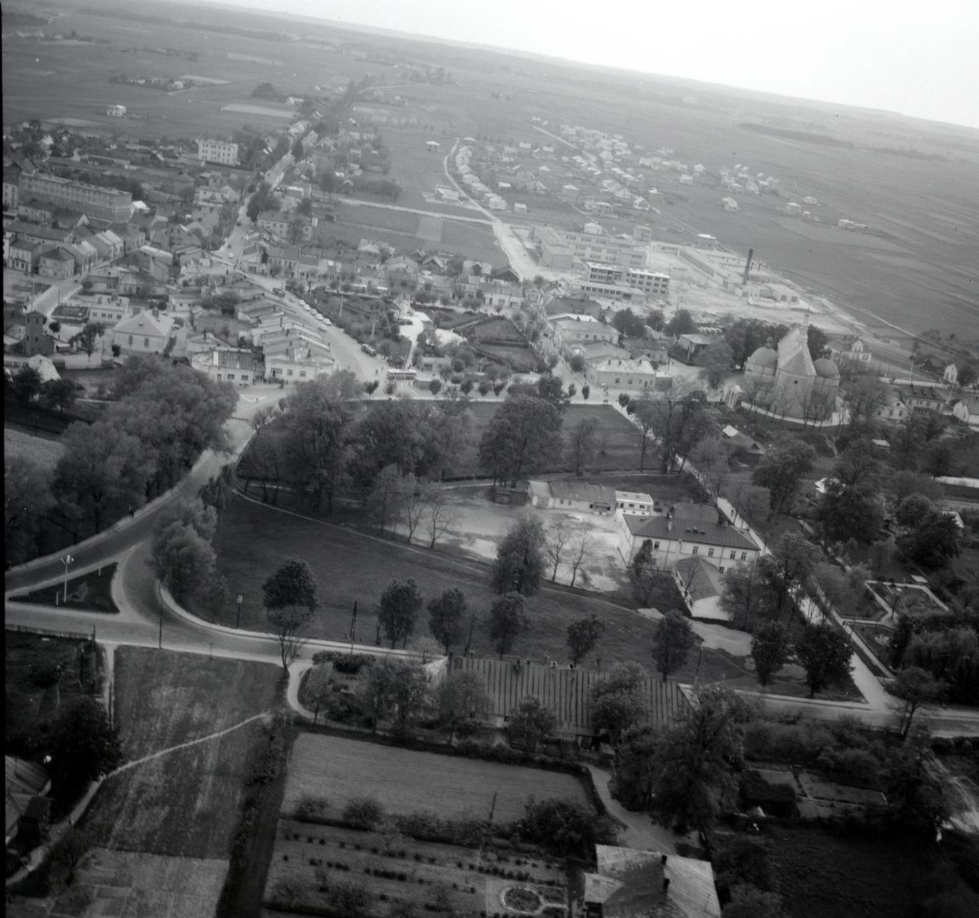 Kiedyś centrum Kolbuszowej było... skwerem. Zobacz zdjęcia lotnicze miasta z 1967 roku - zdjęcie nr 1. 