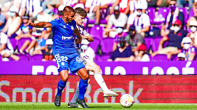 Mellot y Toni Villa pugnan por el balón. REAL VALLADOLID C. F. 0 C. D. TENERIFE 2. 12/09/2021. Campeonato de Liga de 1ª División, jornada 5. Valladolid, estadio José Zorrilla. GOLES: 0-1: 12’, Shashoua. 0-2: 29’, Roberto en propia puerta, tras rebotarle en la espalda un balón al palo de Michel.