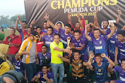 Ferryandi Serahkan Piala ke Pemenang Turnamen Sepakbola di Desa Kota Baru Sebrida 