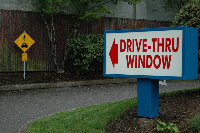 Lanchonete tem drive-thru para bicicletas