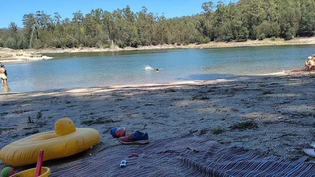 Sombra na praia fluvial do Ermal