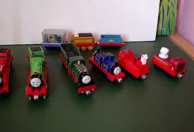 Miniatura de metal trens da coleção Thomas e amigos: locomotivas  MIghty Mac ;(vendidas  sodor rescue no. 10 e sodor rescue n.9 ) R$ 20,00 cada; vagão R$ 15,00 cada ; locomotiva+vagão (vermelho):James; (vendido  (verde escuro)  Emily  verde escuro  e (verde claro)Henry R$ 30,00