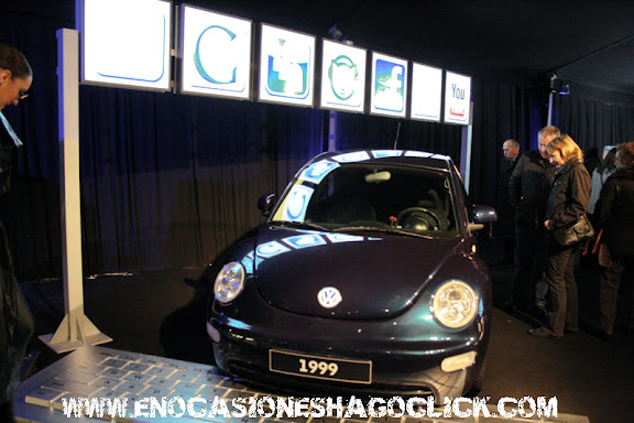 Fotos de la exposición sobre la historia del Volkswagen Beetle en la plaza de Callao de Madrid