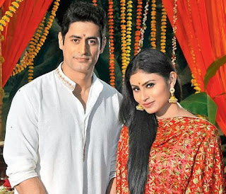 Mouni Roy dengan Mohit Raina