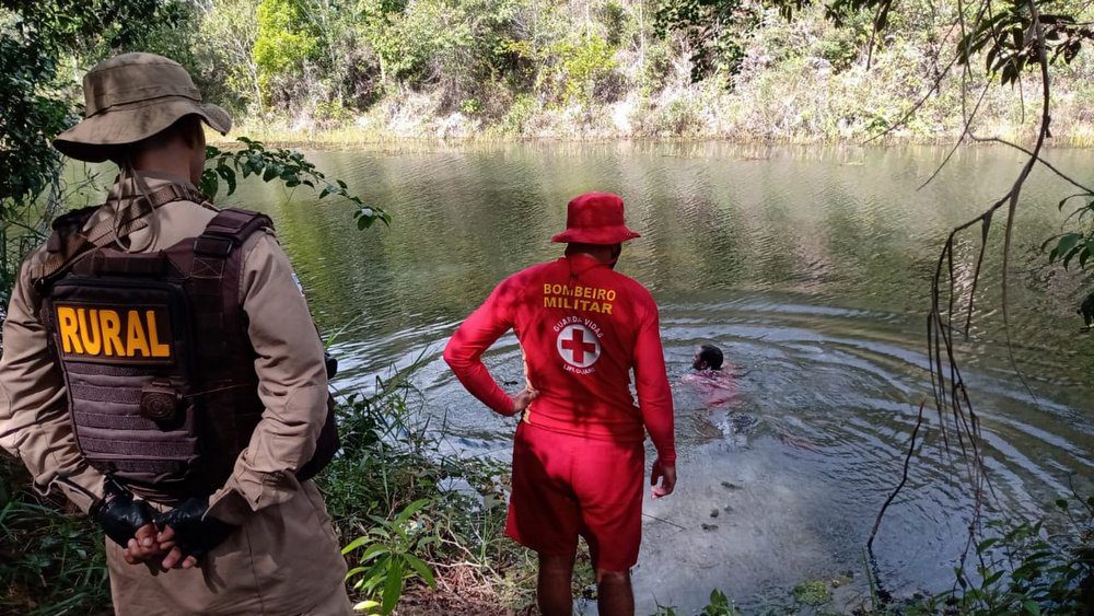 carro_roubado_submerso_portoseguro_rio