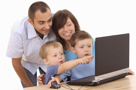 Padres con hijos fomentando uso de las TIC