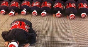 Foto iklan Coca Cola yang lecehkan umat Islam