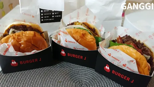 종이-받힘에-담긴-햄버거-3개가-부채꼴로-놓여진-사진