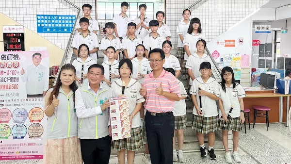 ▲永靖國中師生走出校園表現學習成果，在永靖鄉公所快閃表演，魏碩衛鄉長特別致贈餐盒鼓勵學子表現。（記者林明佑翻攝）