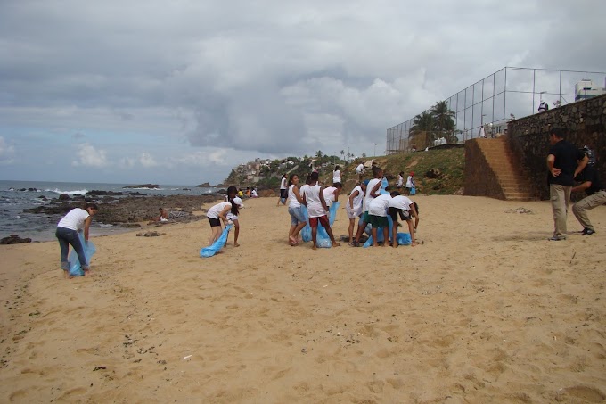 Faxina geral nas praias do Rio Vermelho