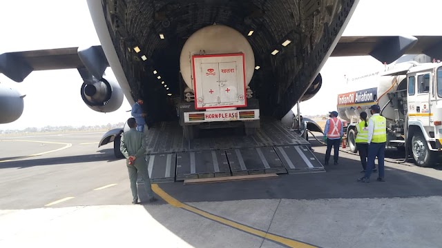 इंदौर एयरपोर्ट से दो खाली ऑक्सीजन टैंकर किए गए एयरलिफ़्ट