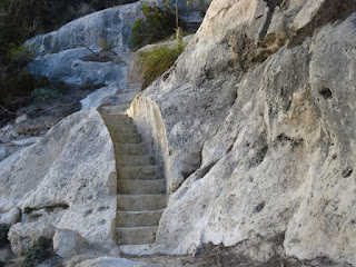 escaleras excavadas en roca