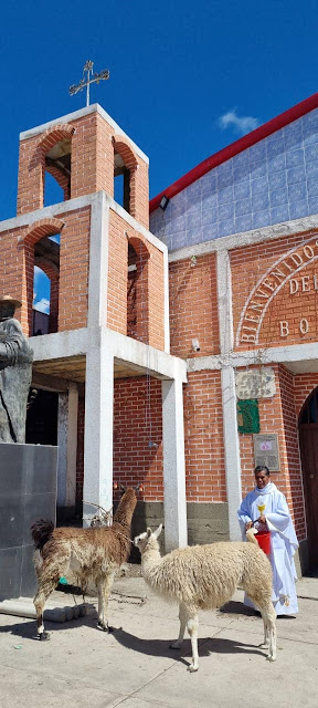 In der Stadt Bombori ist der religiöse Synkretismus [Vermischung verschiedener religiöser Traditionen] zu sehen. Ich muss bei den religiösen Aktivitäten jeden Pilger, der in Bombori ankommt, begleiten.