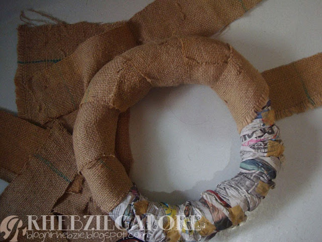 DIY Christmas Wreath: Cover wreath with potato sack strips