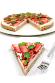 Vegan strawberry kokos cake piece