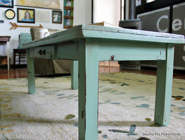 fusion mineral paint, distressed paint, minwax, coffee table, DIY, transformation, pallets, http://goo.gl/hf68fG