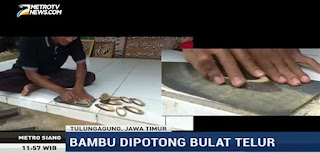 Dikerjakan seorang diri, di teras depan rumahnya. Ahmad Munirul Huda, pengrajin kaligrafi asal desa Mergayu, kecamatan Bandung, TulungAgung, Jawa Timur ini mengerjakan pesanan kaligrafi dari bambu.