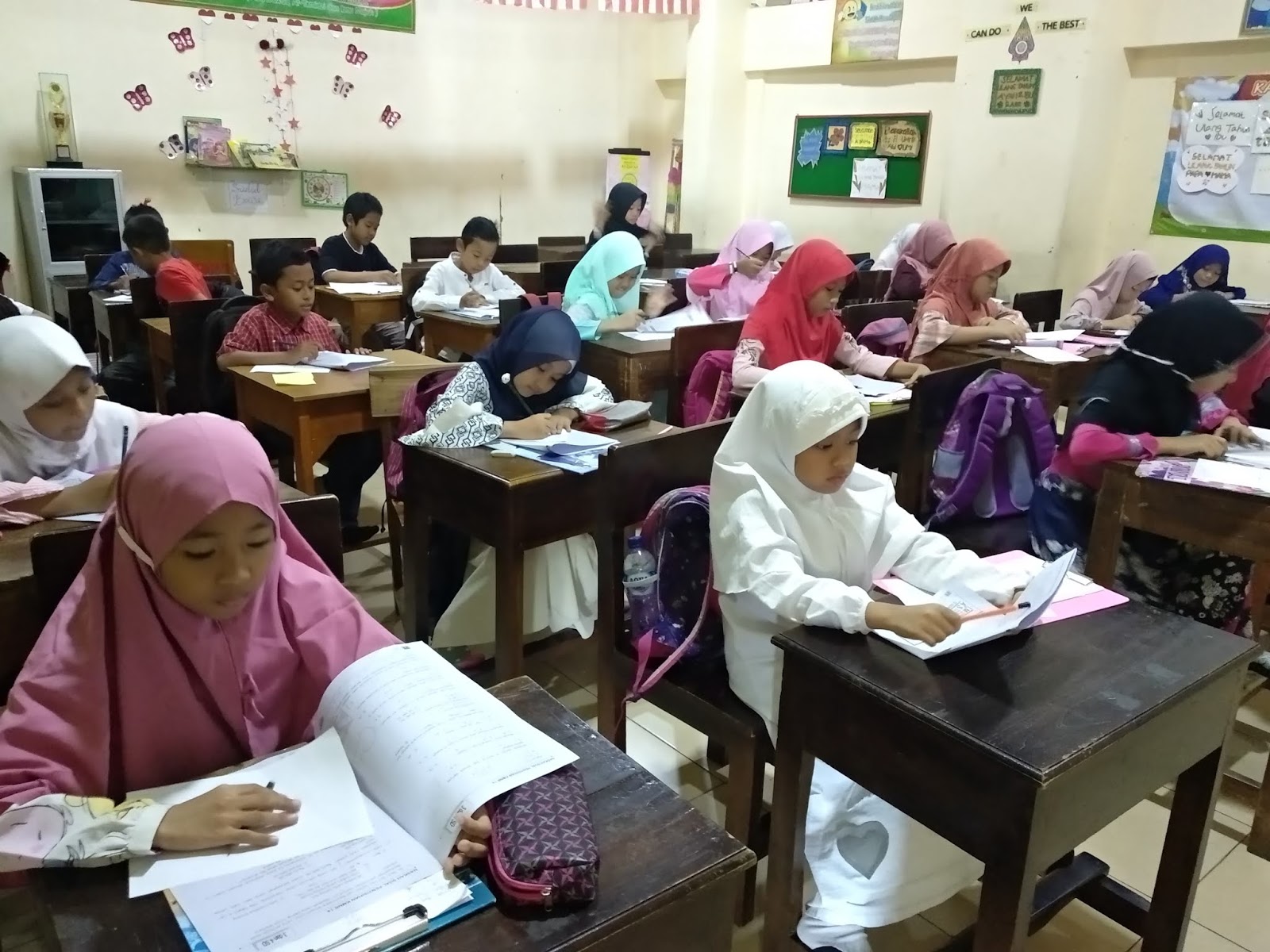 Klub Matematika Seikhlasnya KMS MI Murni Sunan Drajat Lamongan menggelar babak penyisihan Kompetisi Matematika Nalaria Realistik KMNR ke 14