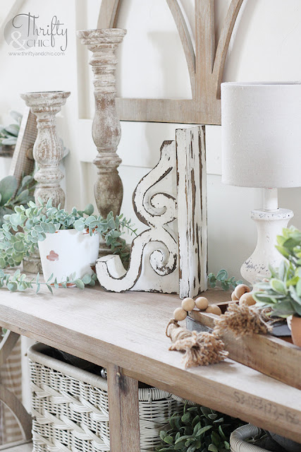 DIY rustic wood corbels. How to make wood corbels. DIY architectural salvage. Wood corbel tutorials. DIY farmhouse decor and projects. Scrap wood project ideas. White and chippy wood corbel. 