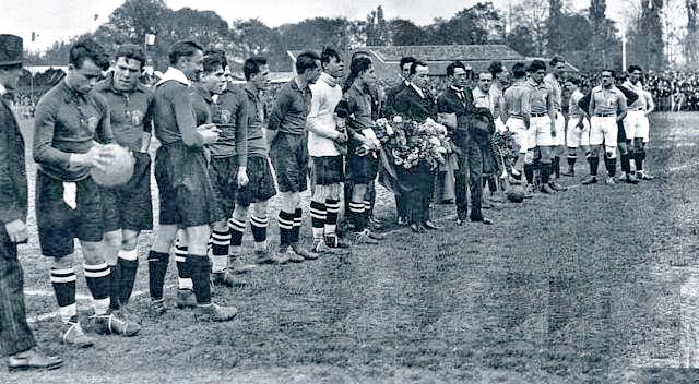 📸SELECCIÓN DE ESPAÑA 📆30 abril 1922 🖊️Los dos equipos formados antes de comenzar el encuentro. SELECCIÓN DE FRANCIA 0 🆚 SELECCIÓN DE ESPAÑA 4 Domingo 30/04/1922, 15:15 horas. Partido internacional amistoso. Le Bouscat, Burdeos, Francia, stade Sainte-Germaine: 15.000 espectadores. GOLES: ⚽0-1: 18’, Paulino Alcántara. ⚽0-2: 20’, Paulino Alcántara. ⚽0-3: 40’, Travieso. ⚽0-4: 42’, Travieso.