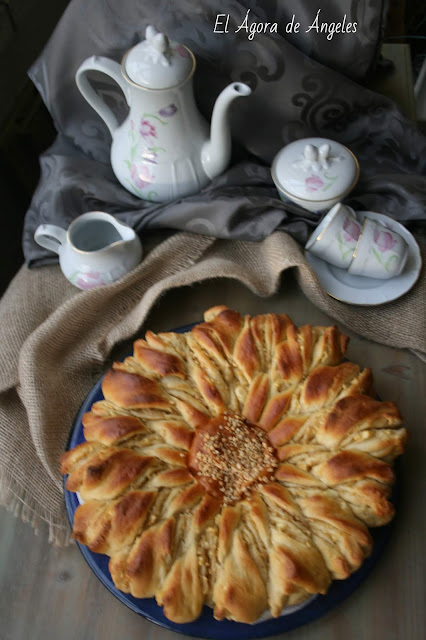 Flor de brioche rellena de manzana  