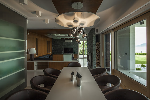 Modern dining table in the dining room of Lake Side Duplex House