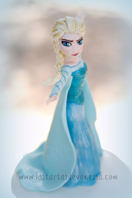 Modelado de fondant de Elsa de frozen