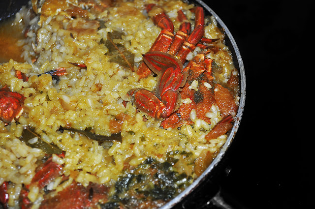 una sartén con arroz con nécoras ya listo para servir