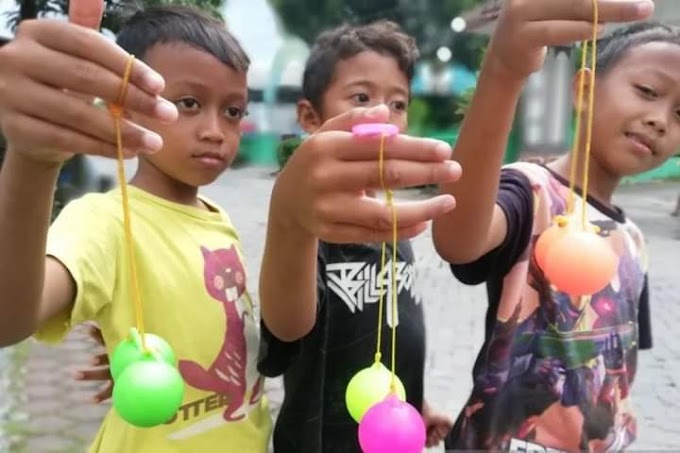 Kenapa Lato-lato kembali menjadi fenomena di kalangan kanak-kanak